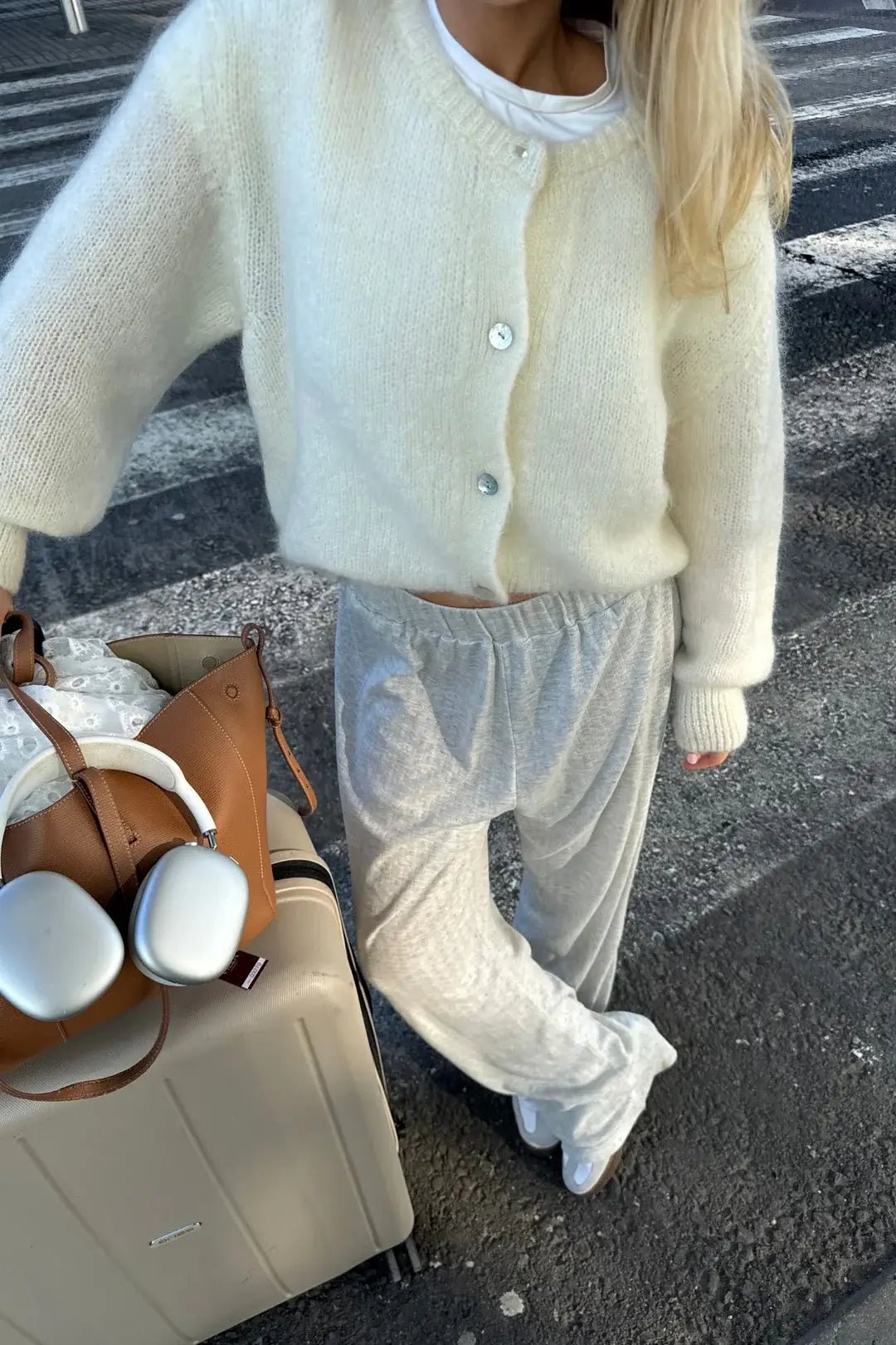 Cardigan confortable femme Addilyn pour l'hiver. Gilet doux et chaud, parfait pour le quotidien et la mode.