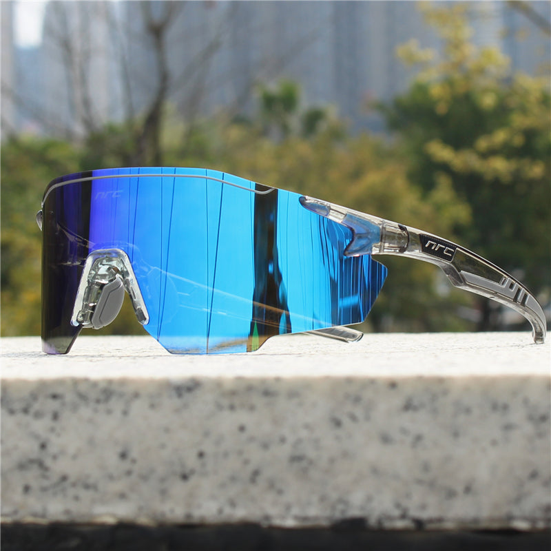 Lunettes de soleil sport légères pour homme avec protection UV. Lentilles polarisées pour activités plein air et course.