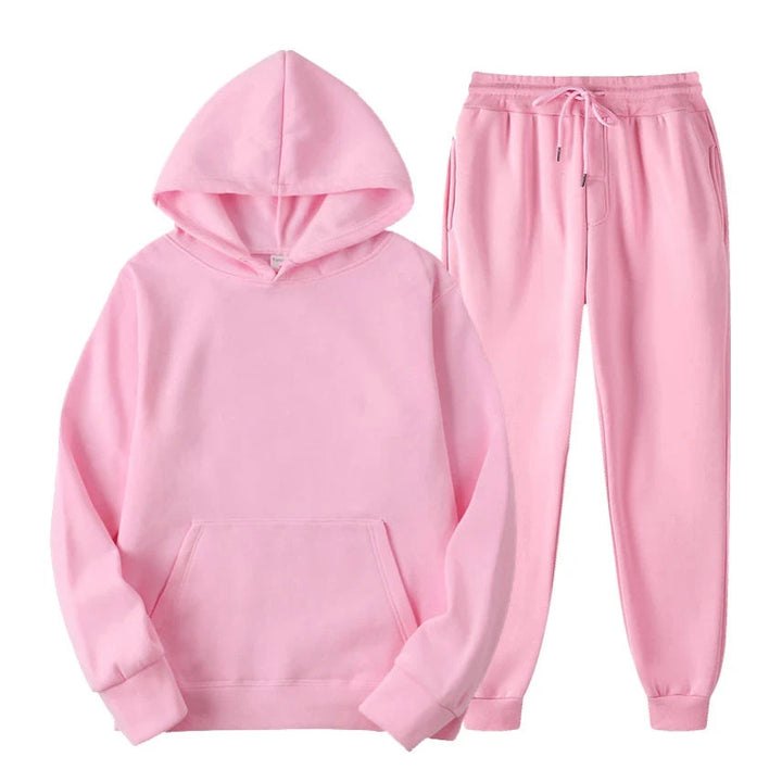 Ensemble décontracté homme avec sweat et pantalon de jogging, présenté sur un fond épuré, mettant en valeur la coupe.