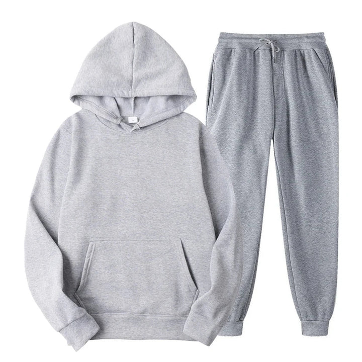 Tenue confort homme : ensemble jogging casual avec sweat à capuche et pantalon assorti, mode décontractée stylée.
