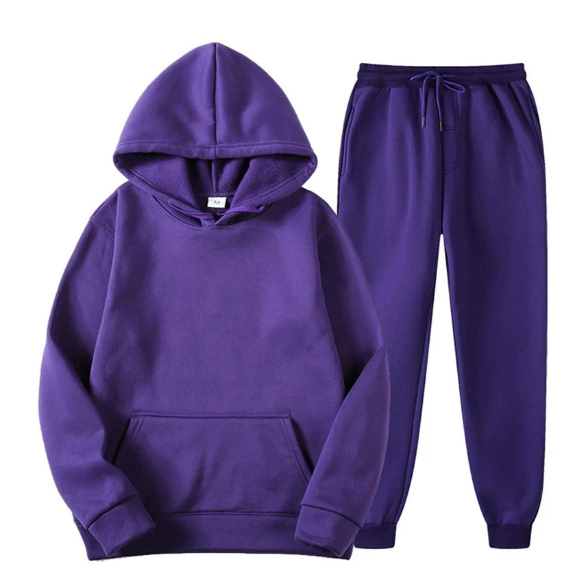 Tenue sportswear homme complète avec sweat à capuche et pantalon de jogging, alliant confort et fonctionnalité.