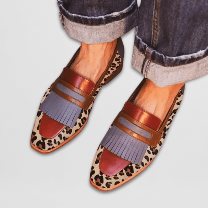Mocassins Chiara pour femmes, imprimé animal audacieux et franges. Chaussures tendance, confortables et chics au quotidien.