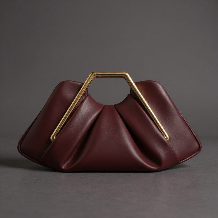 Sac pochette femme La Courbe au design origami raffiné, cuir et microfibre de luxe, accessoire soirée chic.