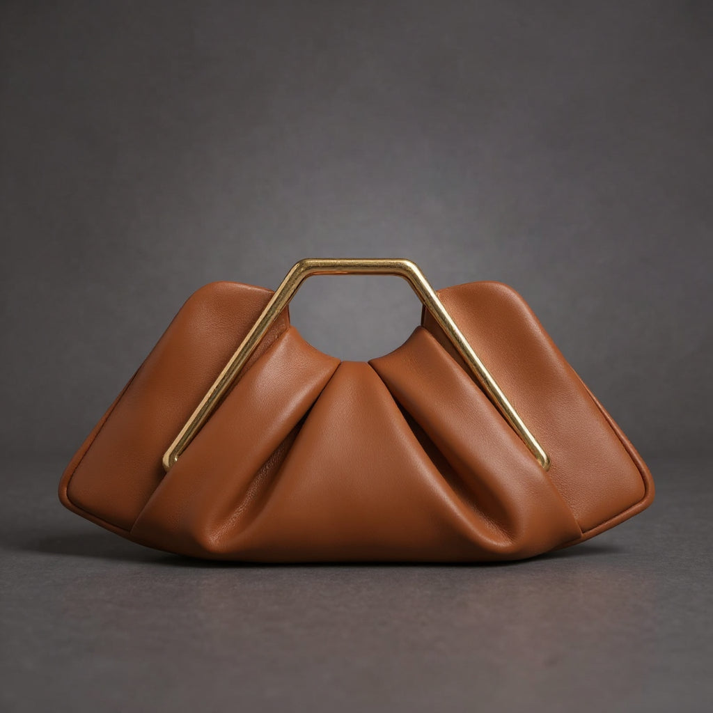 Sac pochette femme en cuir/microfibre, design origami unique, poignée dorée, chic et moderne pour soirée.