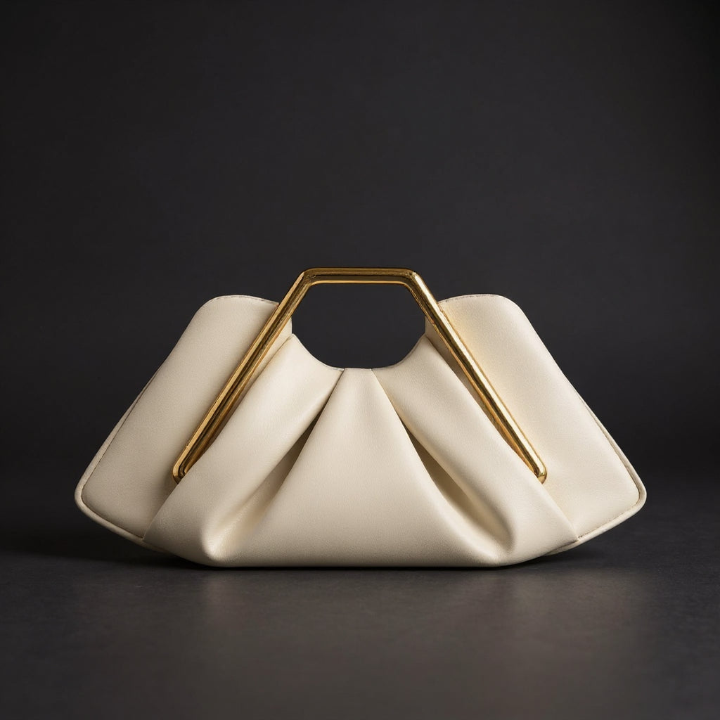 Élégante pochette La Courbe pour femme, idéale pour soirée ou événement chic, design origami et cuir luxe.