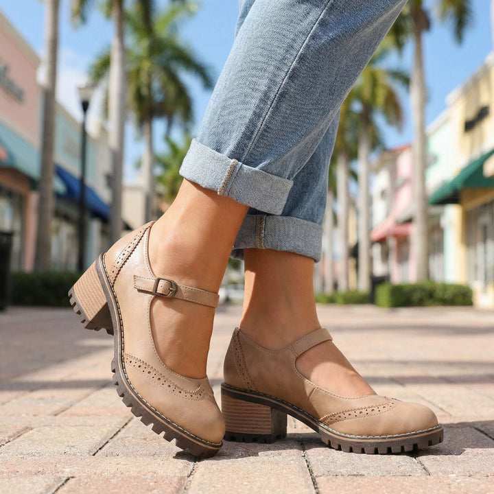 Chaussures Mary Jane rétro femme, avec boucle décorative et talon bloc, pour le confort chic.