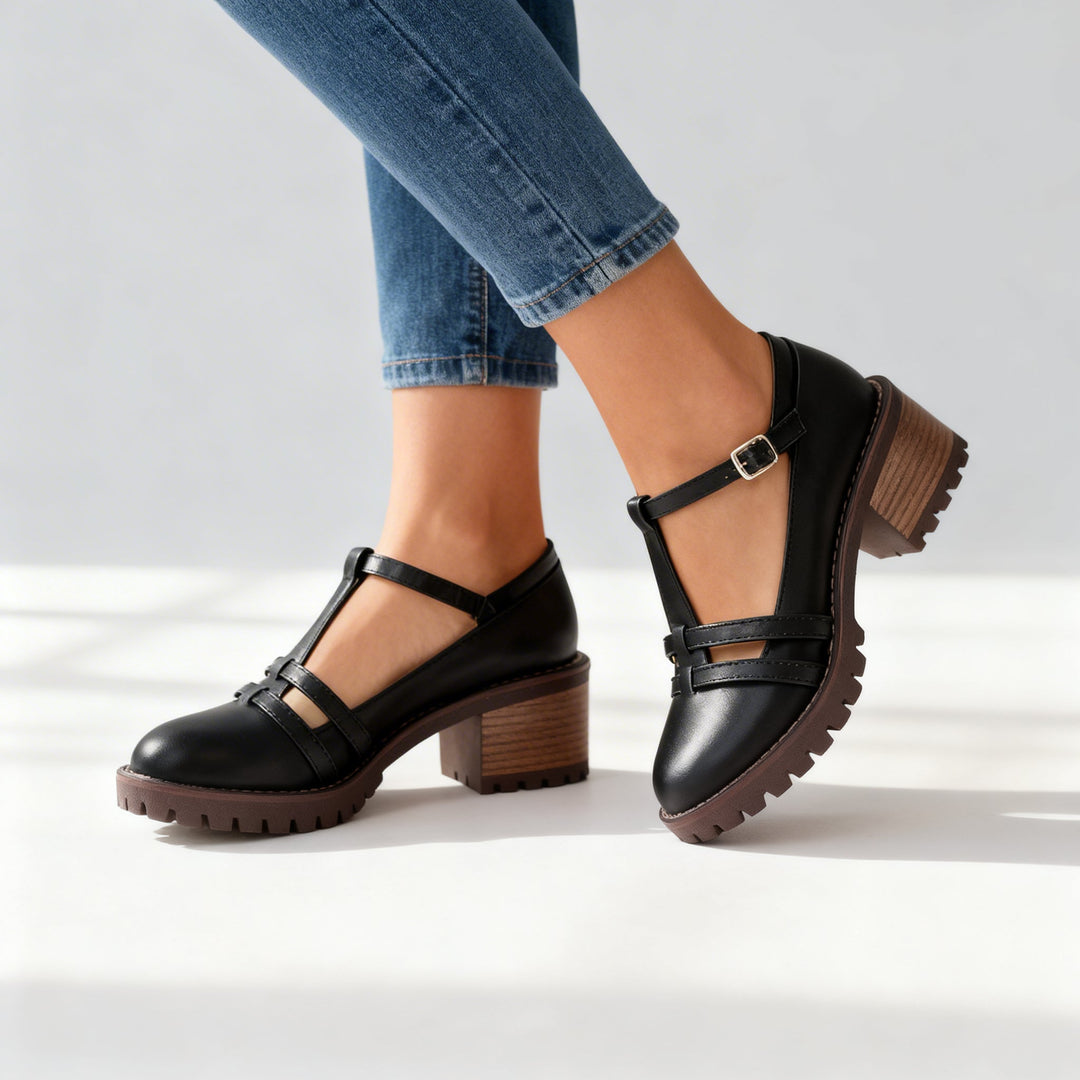 Détail de la boucle cheville et de la lanière T-strap sur mocassins femme rétro à talon bloc stable.