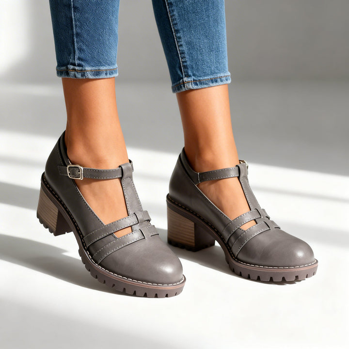 Mocassins T-strap femme noirs en cuir, talon bloc stable pour un confort élégant et un look rétro chic.
