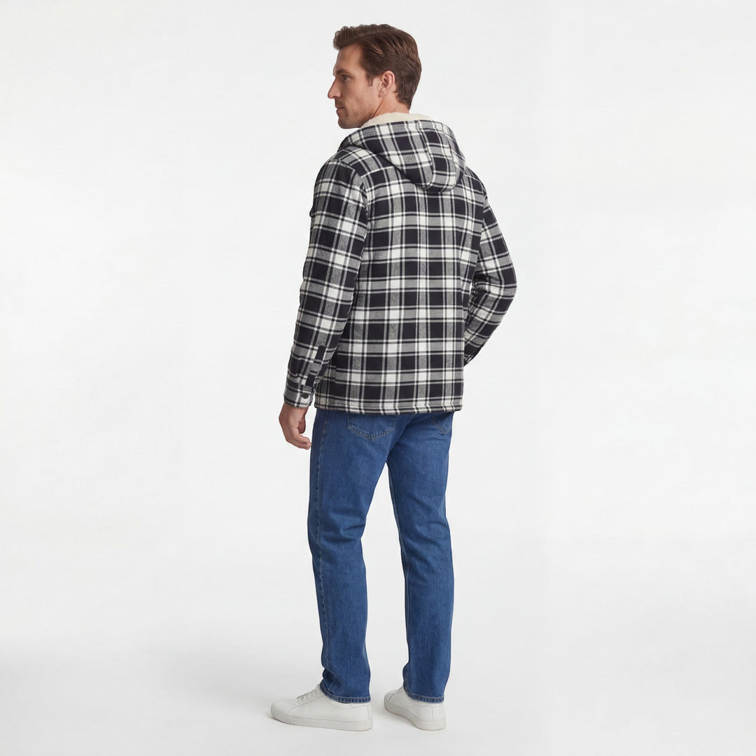 Détail d'une veste homme à capuche en carreaux, polyvalente pour un style tendance et chaud en toute occasion.