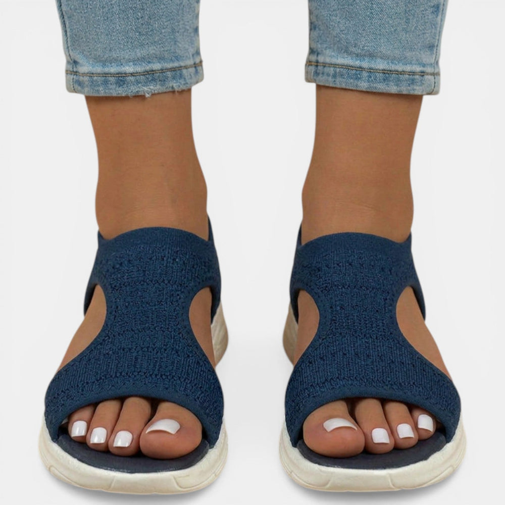 Chaussures confortables d'été pour femme, sandales plates à enfiler avec soutien orthopédique.