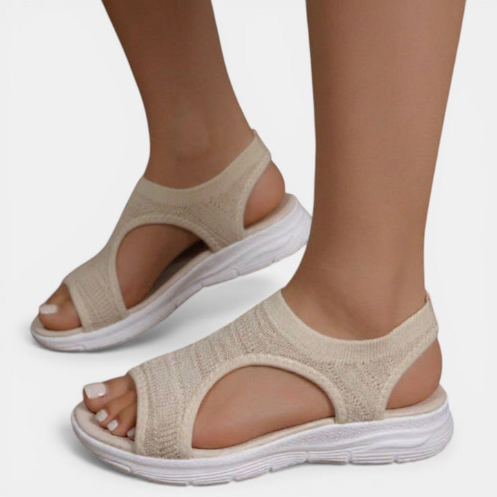 Mode femme: sandales plates décontractées avec soutien voûte, parfaites pour le confort quotidien.