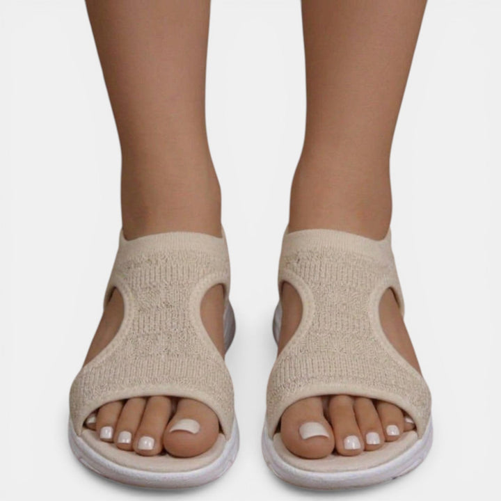 Sandales orthopédiques femme, design à enfiler, confortables et décontractées pour l'été.