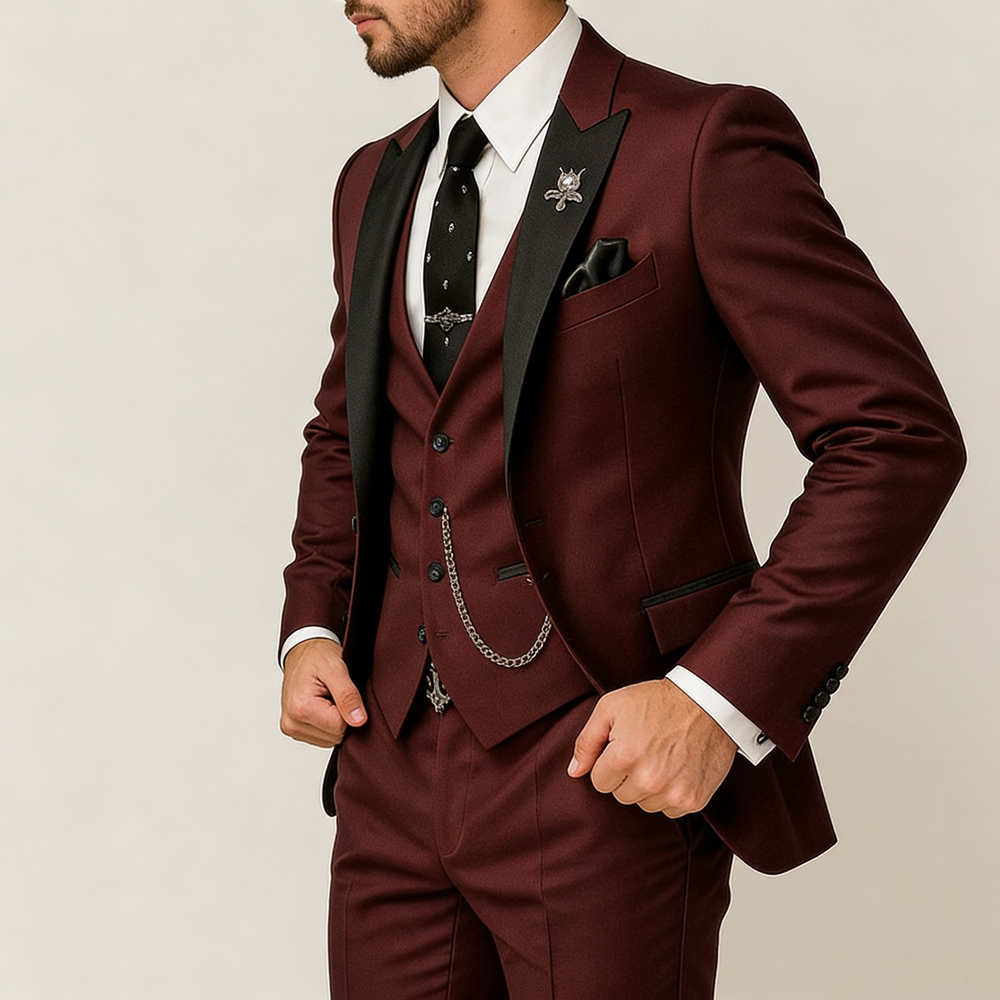Costume de mariage homme bordeaux 3 pièces. Veste, gilet, pantalon pour une tenue chic et formelle.
