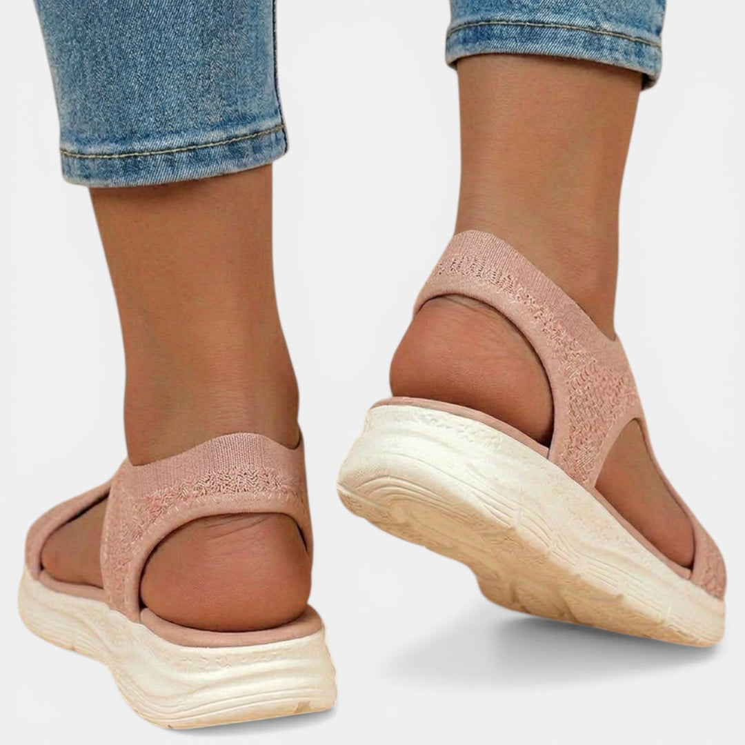 Sandales plates orthopédiques femme, parfaites pour l'été, offrant un confort maximal et soutien.