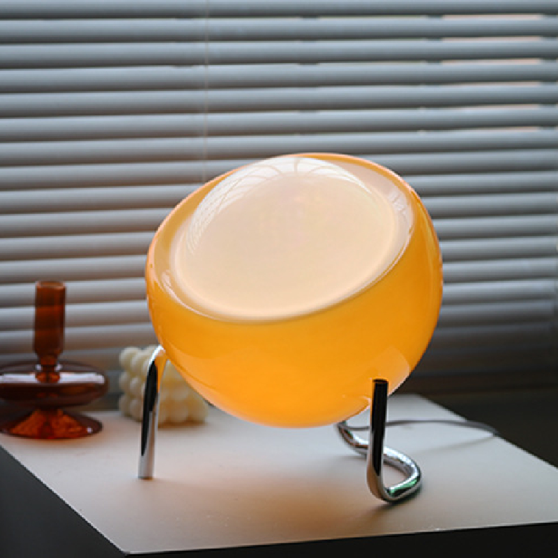 Lampe de table rétro en verre, style nordique, ambiance chaleureuse.