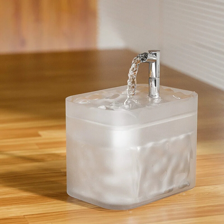 Fontaine à eau pour animaux. Offre une hydratation constante, filtrée et silencieuse pour le bien-être de votre animal.