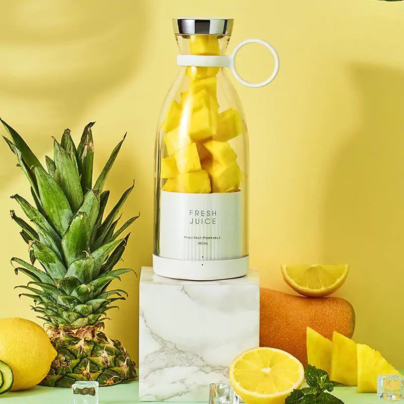 Appareil à smoothie rechargeable blanc, idéal pour les jus frais et boissons saines à emporter.