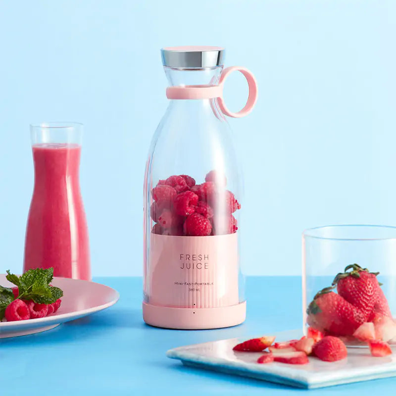 Mixeur personnel rose, compact et rechargeable, pour smoothies, jus, et diète saine en déplacement.