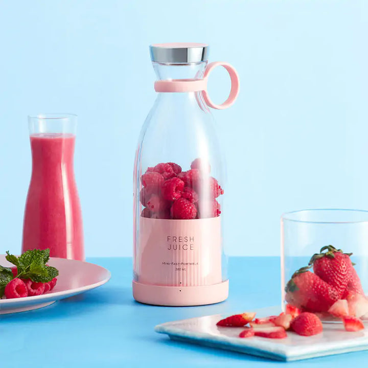 Mixeur personnel rose, compact et rechargeable, pour smoothies, jus, et diète saine en déplacement.