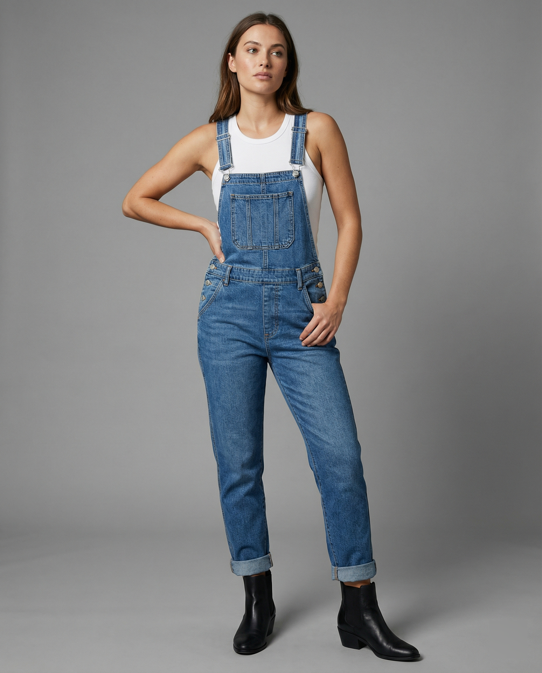 Salopette jean femme denim oversize, un vêtement confortable et stylé pour un look décontracté mode urbaine.