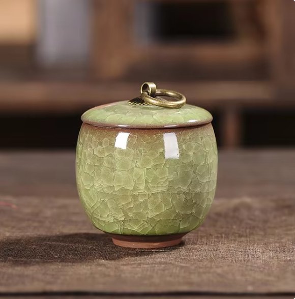 Urne funéraire artisanale en céramique, pour honorer la mémoire de votre animal de compagnie.