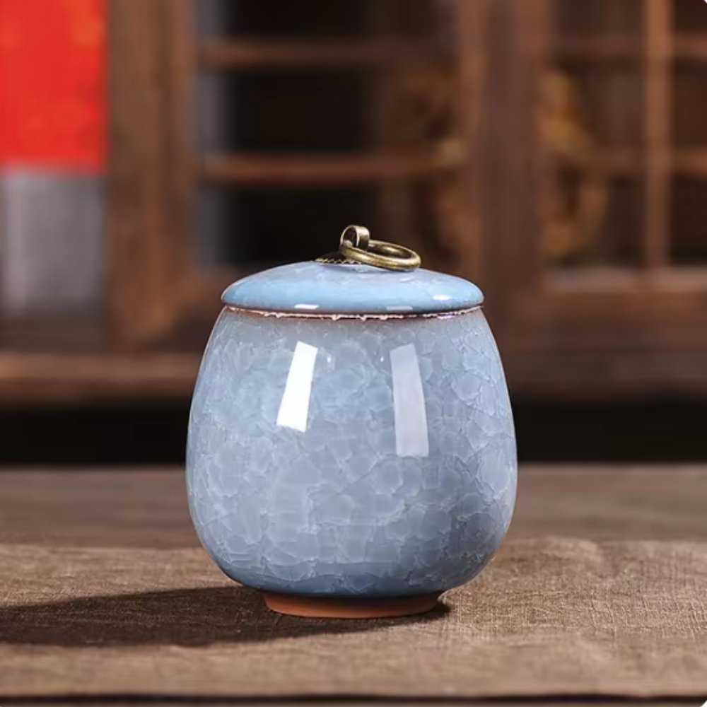 Urne funéraire artisanale en céramique, design doux pour les cendres d'animaux de compagnie.