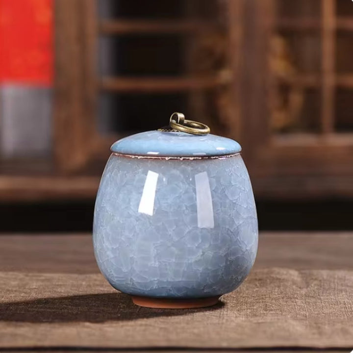 Urne funéraire artisanale en céramique, design doux pour les cendres d'animaux de compagnie.