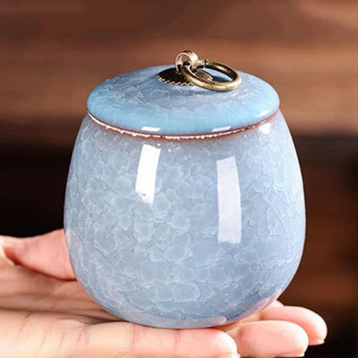Urne funéraire en céramique artisanale pour animaux de compagnie, souvenir élégant et discret.