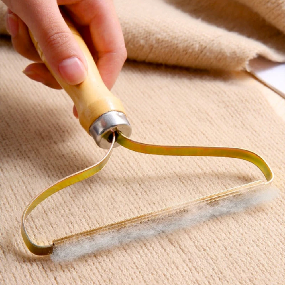 Brosse textile portable compacte pour enlever peluches, garde les vêtements frais et sans bouloches.