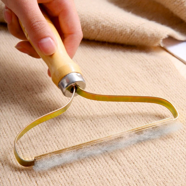 Brosse textile portable compacte pour enlever peluches, garde les vêtements frais et sans bouloches.