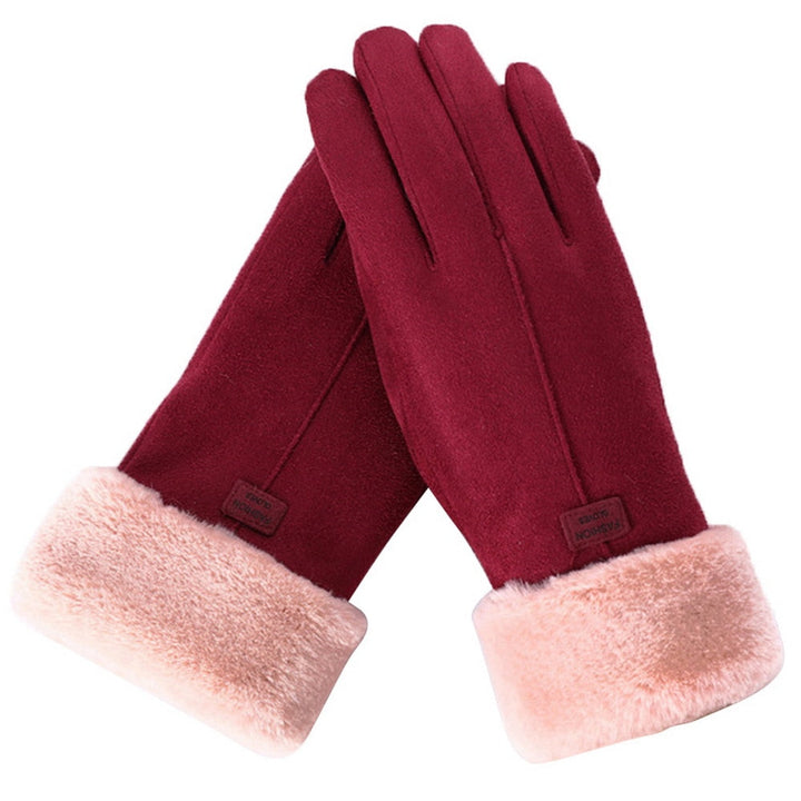 Femme utilisant son smartphone avec des gants tactiles chauds, un accessoire indispensable pour l'hiver.