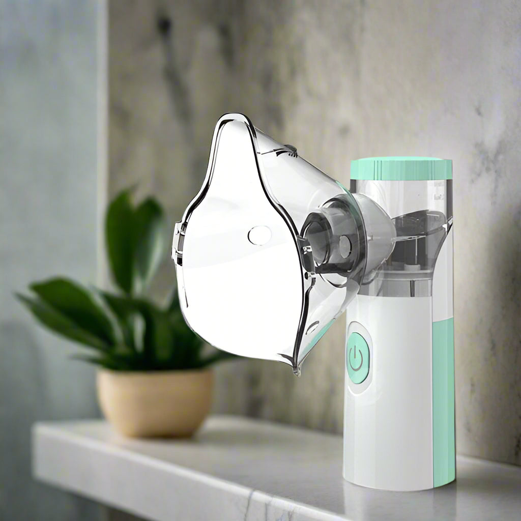 Adulte utilisant un inhalateur nébuliseur portable compact en voyage, soulagement rapide pour la santé respiratoire.