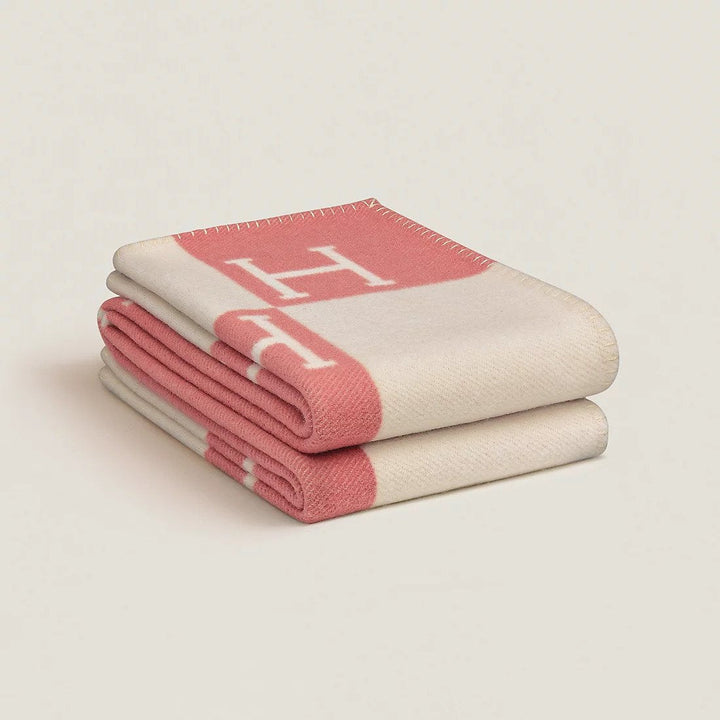 Plaid polyvalent en cachemire, élégant et chaud, idéal comme couverture ou jeté de canapé.