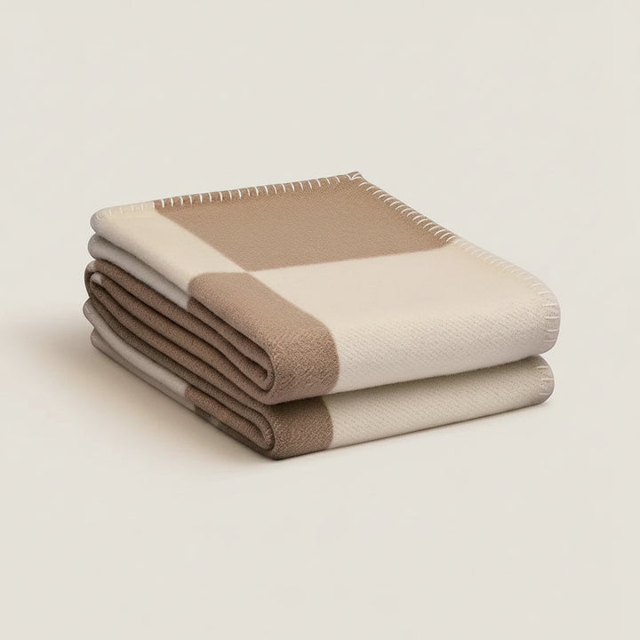 Plaid doux en laine et cachemire pour un confort luxueux au salon. Idéal pour la décoration maison.