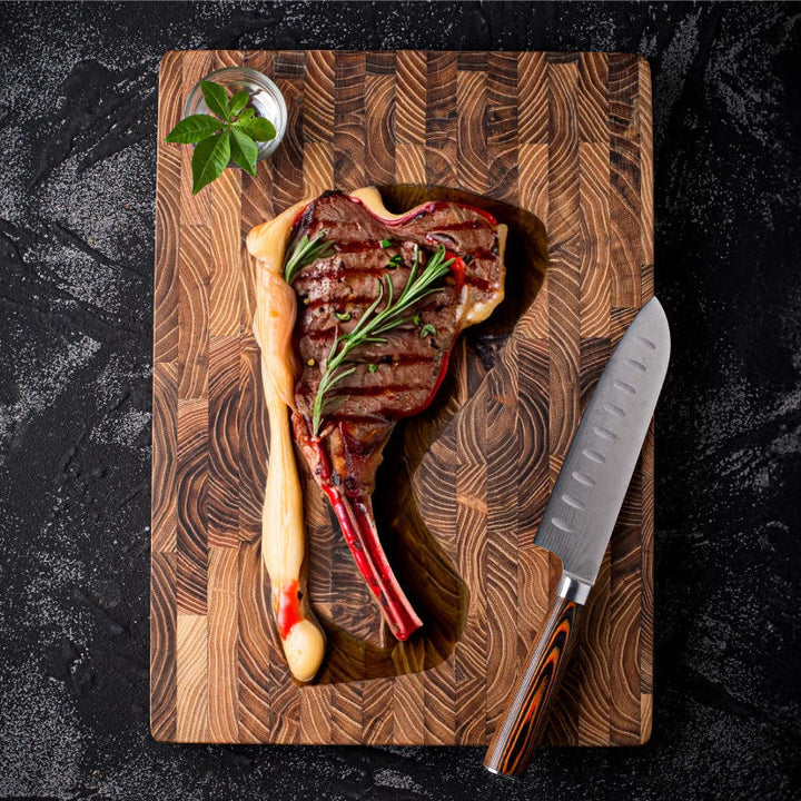Planche de luxe en teck pour cuisine raffinée, bois naturel, idéale pour découper viandes et légumes.