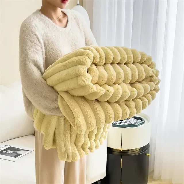 Confort optimal: Couverture en polaire douce et moelleuse, parfaite pour lecture sur canapé.