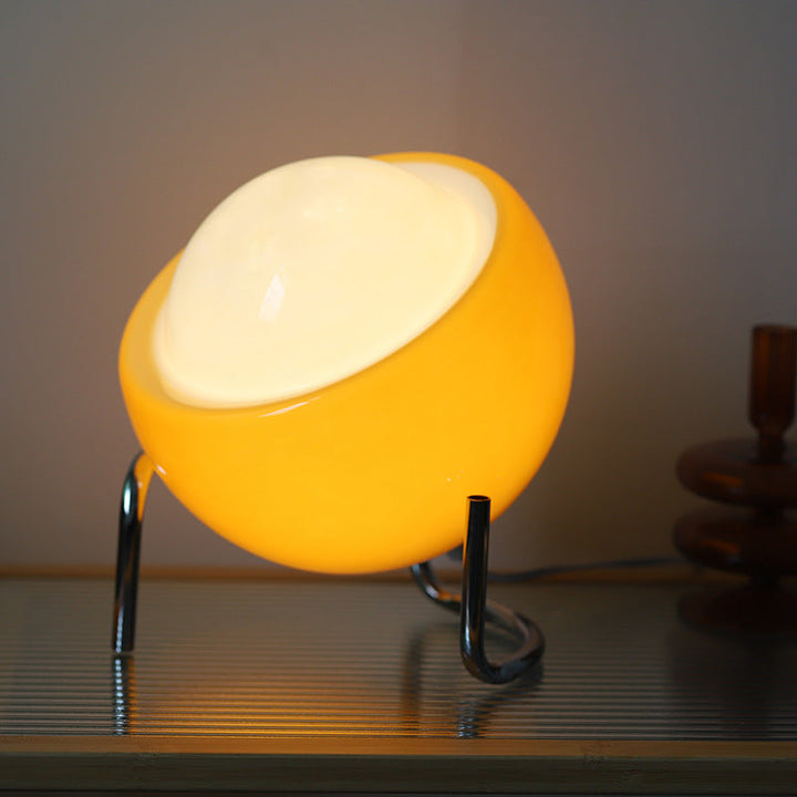 Lampe de table en verre soufflé, style scandinave, apporte chaleur au salon.