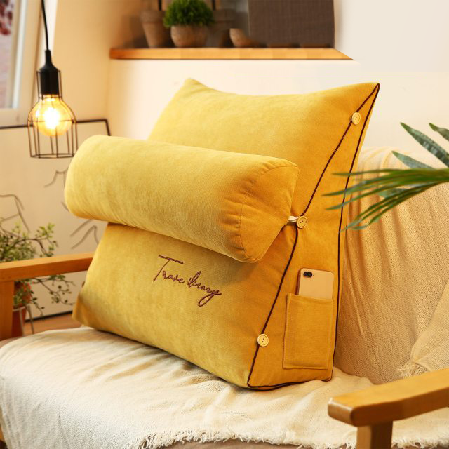 Coussin dorsal ergonomique triangulaire, idéal pour une meilleure posture et un confort de détente à la maison.