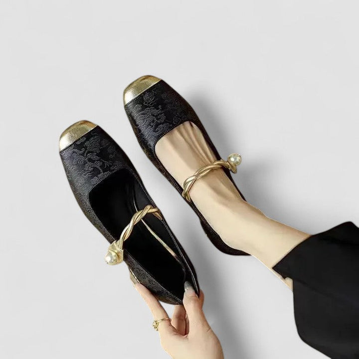 Chaussures orthopédiques Mestelle, élégance vintage avec perles et bout métallique.