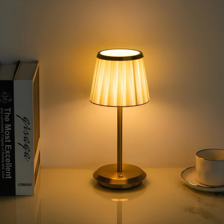 Lampe de table Lumessa avec finition cuivre. Éclairage LED dimmable, rechargeable, sans fil. Crée une ambiance chic et moderne.