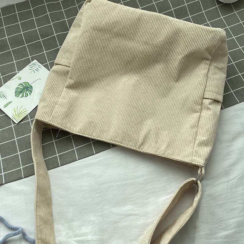 Sac femme fourre-tout en velours côtelé noir, grand, pour un look décontracté chic et fonctionnel.