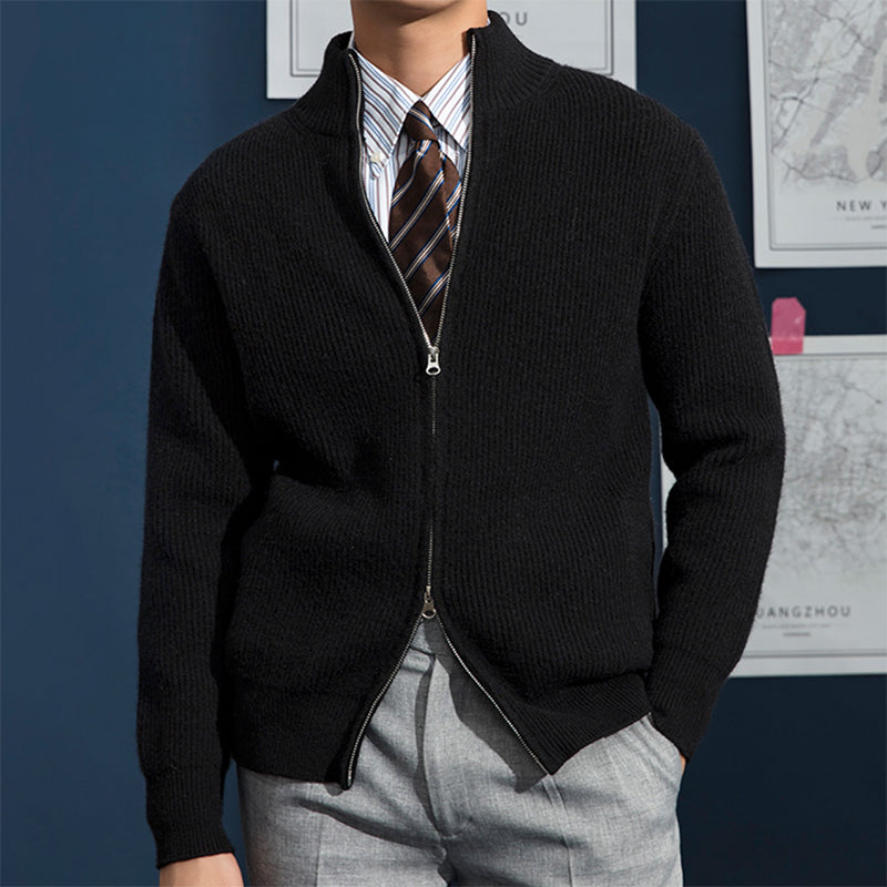 Gilet homme confortable avec zip intégral, offrant chaleur et style polyvalent pour les journées fraîches d'automne.