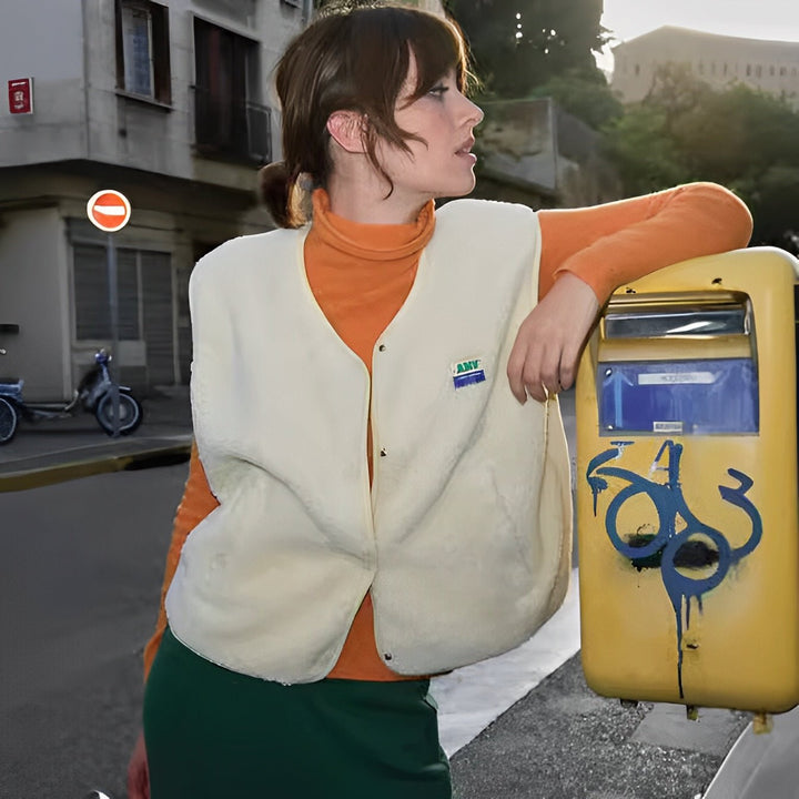Gilet boutonné femme en laine d'agneau douce, un essentiel chic pour toute garde-robe.