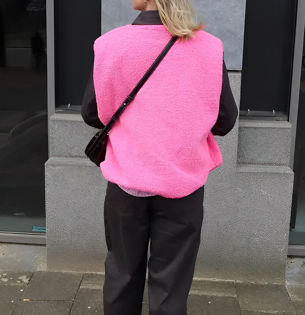 Look mode femme: gilet chic en laine d'agneau, polyvalent pour l'automne et l'hiver.