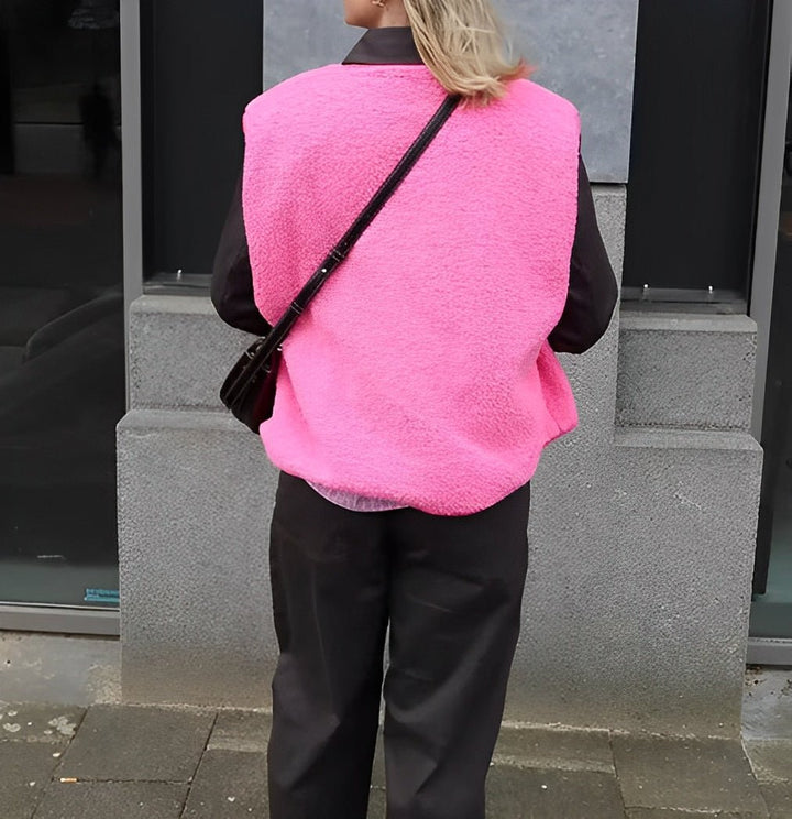 Look mode femme: gilet chic en laine d'agneau, polyvalent pour l'automne et l'hiver.