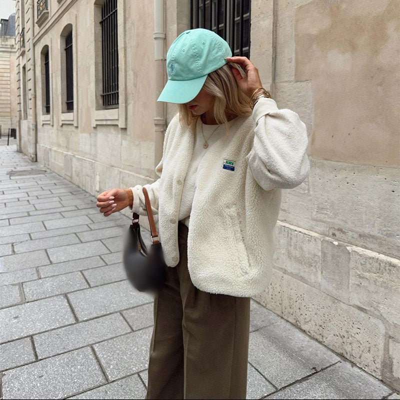 Mode femme: gilet douillet en laine d'agneau, idéal pour les journées fraîches d'hiver.