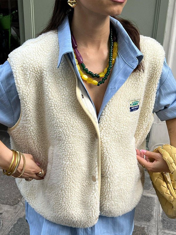 Veste chic femme boutonnée, en laine d'agneau confortable, style polyvalent et moderne.