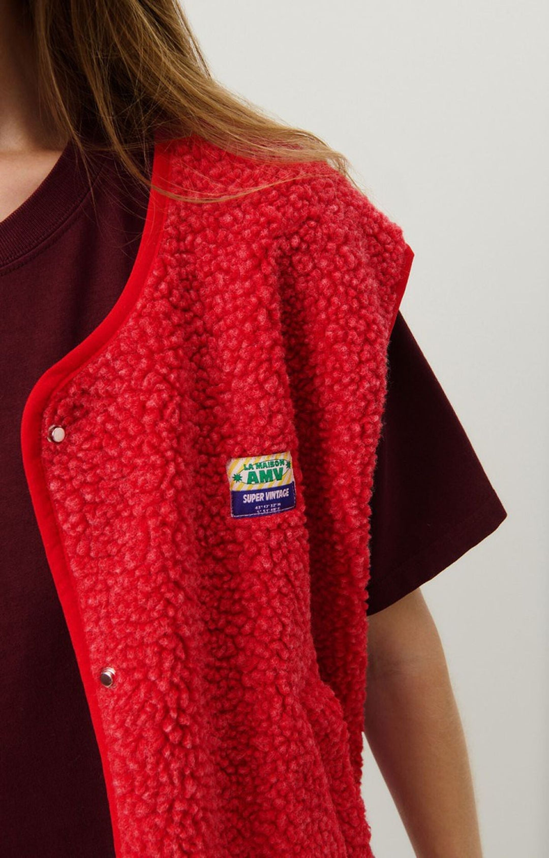 Élégant gilet femme boutonné en laine d'agneau, pour un look raffiné et douillet.