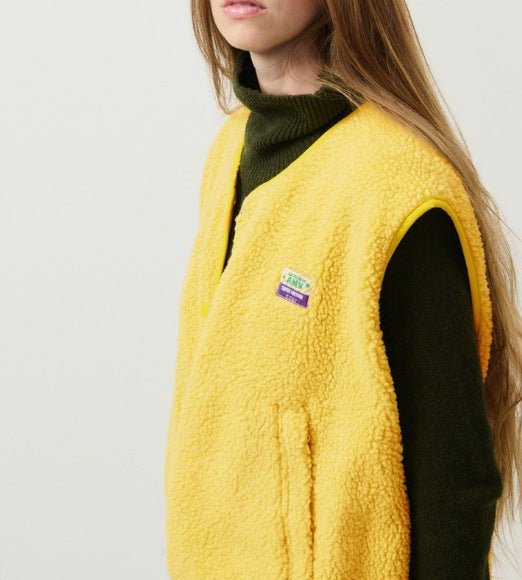 Gilet sans manches boutonné femme, en laine d'agneau luxueuse, très chic et raffiné.