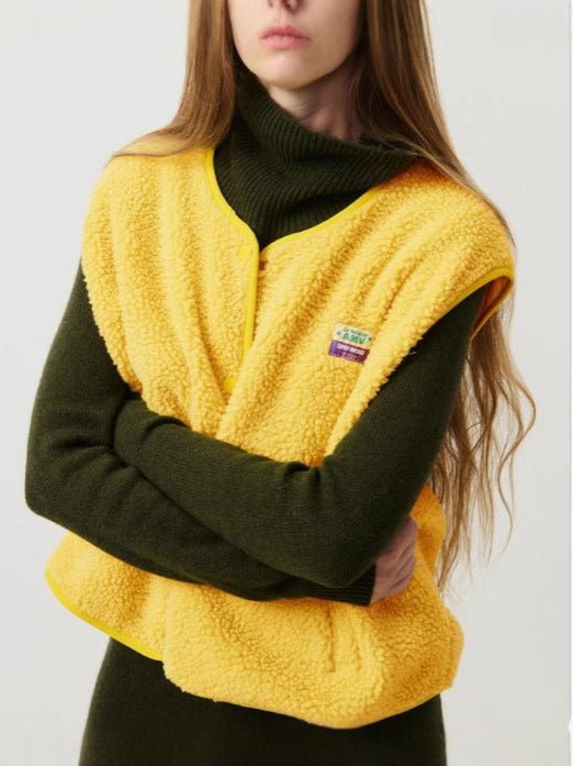 Gilet femme en laine d'agneau ultra-doux, un vêtement confortable et élégant.